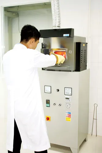 Kiểm định vàng bằng phương pháp nhiệt kim tại phòng thí nghiệm Trung tâm vàng ACB.